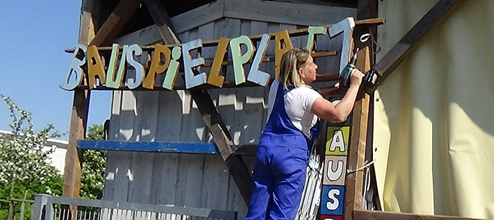Arbeiten am Bauspielplatz des Vereins ESTAruppin (Foto: estaruppin.de)