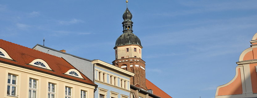 Cottbus bekennt Farbe: Sternmarsch zur Oberkirche (Foto: Buesi – stock.adobe.com)