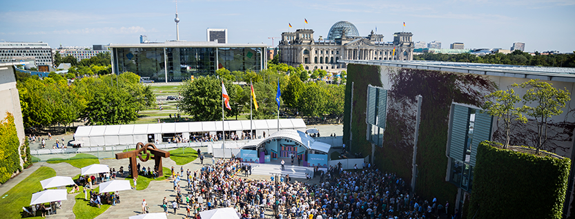 Symbolbild: Demokratiefest zum Geburtstag des Grundgesetzes rund um das Kanzleramt (Foto: dpa / Christoph Soeder)