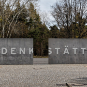 Schülergruppe vor dem Eingang der Mahn- und Gedankstätte Sachsenhausen der Stiftung Brandenburgische Gedenkstätten (Foto: dpa / Caro Heinrich)