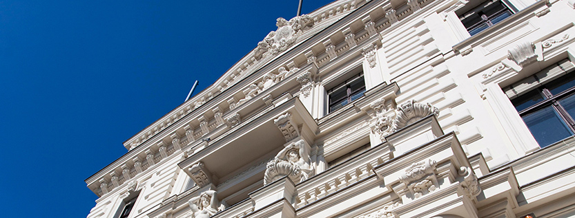 Pakt für schnellere Asylgerichtsverfahren – Symbolbild einer Gerichtsfassade (Foto: imageBROKER – stock.adobe.com)