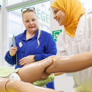 Eine Pflegefachkraft aus Tunesien nimmt an einem Praxistraining für Körperpflege bei Patienten teil (Foto: dpa / Friso Gentsch)