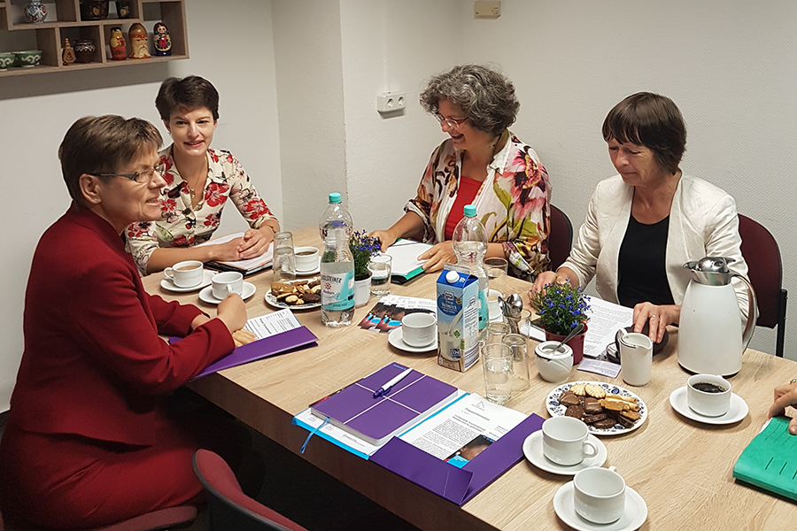 Besprechung zum Thema "Gewaltschutz für geflüchtete Frauen" – v.l.n.r.: Barbara Eschen, Monika von der Lippe, Almuth Hartwig-Tiedt, Dr. Margarethe Wegenast (Foto: Högemann)