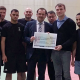 Hallenfußball für den guten Zweck: Spendenscheck für Sportkompass e. V.