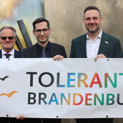 Karina Berg (HVD-BB, Landeskoordination Brandenburg), Dr. Bruno Osuch (HVD-BB, Politische Kommunikation), Staatssekretär David Kolesnyk, David Driese (HVD-BB, Vorstand) und Alfred Roos (Referatsleiter Koordinierungsstelle „Tolerantes Brandenburg“) halten gemeinsam ein Banner mit dem Logo "Tolerantes Brandenburg"