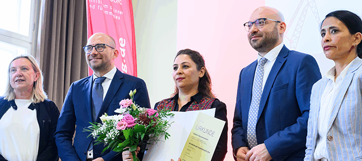 Integrationspreis 2025: Samineh Mohammadtaheri (Bildmitte), Geflüchtete aus dem Irak, wird mit dem Landesintegrationspreis ausgezeichnet (Foto: dpa / Patrick Pleul)