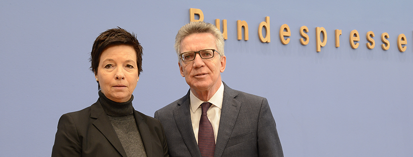 Jutta Cordt und Thomas de Maiziere stellen die Asylgeschäftsstatistik 2017 des BAMF vor (Foto: picture alliance/CITYPRESS 24)