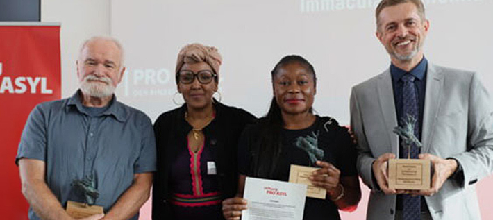 Die Preisträger des Menschenrechtspreises 2025 der Stiftung Pro Asyl (Foto: Stiftung Pro Asyl, proasyl.de, Immaculate Chienku 2. v. r.)