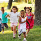 Geflüchtete Kinder haben Spaß bei Sommeraktivitäten (Foto: Evgeniy Kalinovskiy – stock.adobe.com)