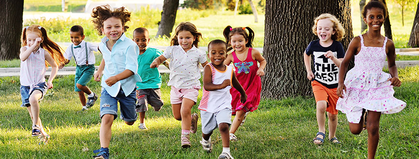 Geflüchtete Kinder haben Spaß bei Sommeraktivitäten (Foto: Evgeniy Kalinovskiy – stock.adobe.com)