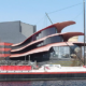 Das Theaterschiff Potsdam vor dem Hans Otto Theater (Foto: wikipedia.de Biberbaer, Lizenz: CC BY-SA 3.0 https://creativecommons.org/licenses/by-sa/3.0)