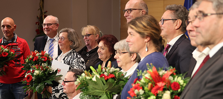 Verdienstmedaille des Landes Brandenburg: Gruppenbild von der Preisverleihung